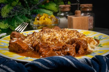 Acı sosla doldurulmuş bulgur groats ile servis edilen sığır kebabı. Sığ alan derinliği.