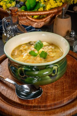 Sebzeli ve tavuklu Polonya arpa çorbası - krupnik.