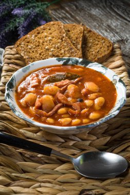 Domates soslu fasulye, pastırma ve sosis. Seçici odak.