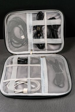 Kompartımanları olan bir düzenleyicide USB kablolar.