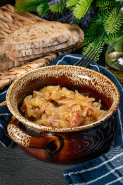 Sosisli soğan ve dilimlenmiş ekmek. Sığ alan derinliği.