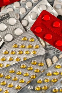 Farklı ilaçlar: haplar, su toplayan haplar. Sığ alan derinliği.