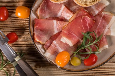 İnce dilimlenmiş ciabatta ekmeği, domates, zeytin ile Alman kara orman jambon dilimlenmiş. Üstten görünüm.