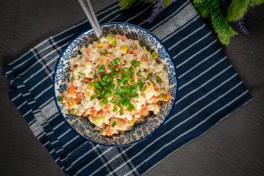 Geleneksel salata Olivier haşlanmış sebze ve mayonez ile masada..