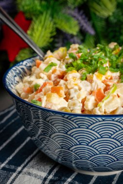 Geleneksel salata Olivier haşlanmış sebze ve mayonez ile masada..