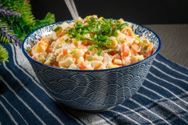 Geleneksel salata Olivier haşlanmış sebze ve mayonez ile masada..