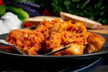 Yunan usulü sebze ve domates soslu balık. Sığ alan derinliği.