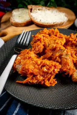 Yunan usulü sebze ve domates soslu balık. Sığ alan derinliği.