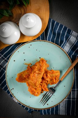 Yunan usulü sebze ve domates soslu balık. Sığ alan derinliği.