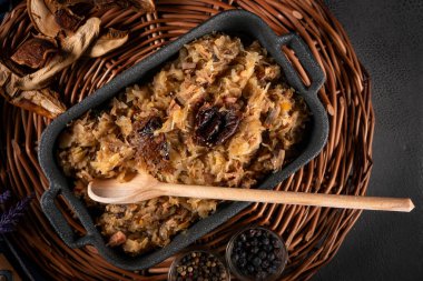 Domuz eti, sosis ve mantarlı lahana yahnisi. Bigos - geleneksel Polonya mutfağı. Üst görünüm.