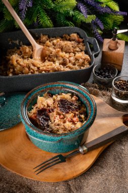 Domuz eti, sosis ve mantarlı lahana yahnisi. Bigos - geleneksel Polonya mutfağı.