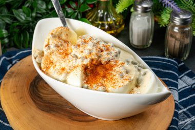 Mayonez ve bezelyeli haşlanmış Halka yumurtası..