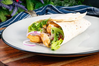 Tam tahıllı tortilla. Sebze ve tavukla sarılır..