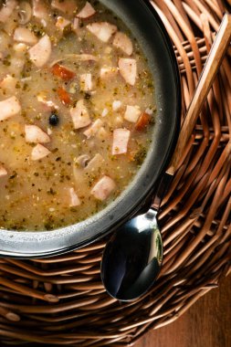 Patates ve sosisli ekşi çorba..