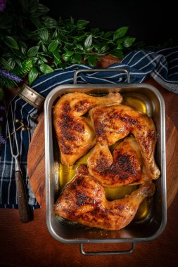 Ahşap mutfak tahtasının üzerinde pişirilmiş tavuk budu.. 