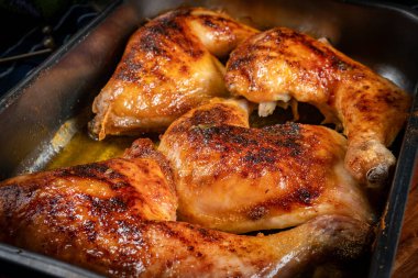 Ahşap mutfak tahtasının üzerinde pişirilmiş tavuk budu.. 