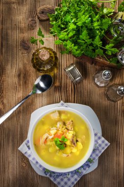 Kremayla beyazlatılmış ev yapımı salatalık çorbası..