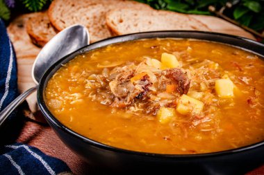 Geleneksel ekşi lahana çorbası..