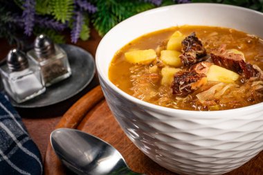 Geleneksel ekşi lahana çorbası..