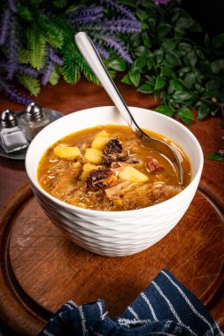 Geleneksel ekşi lahana çorbası..