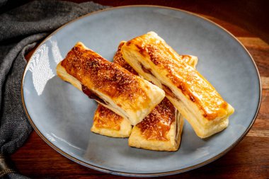 Reçelli puf böreği. Sığ alan derinliği.