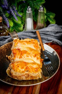 Peynirli krep dolması. Sığ alan derinliği