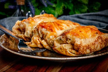 Peynirli krep dolması. Sığ alan derinliği