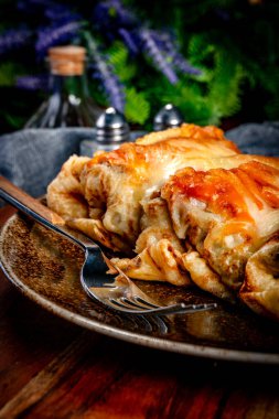 Peynirli krep dolması. Sığ alan derinliği