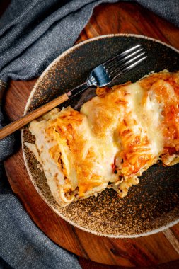 Peynirli krep dolması. Sığ alan derinliği