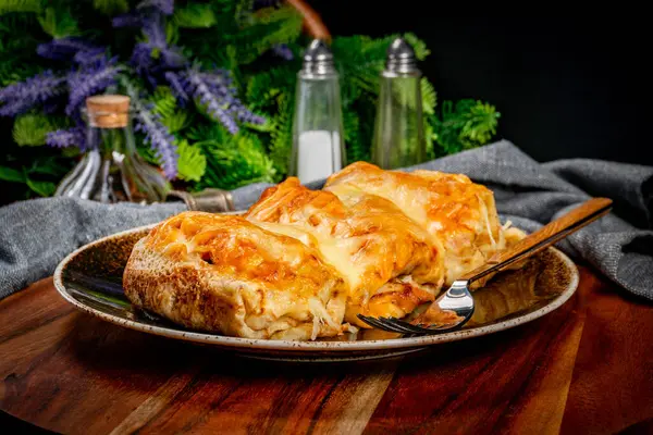 Peynirli krep dolması. Sığ alan derinliği