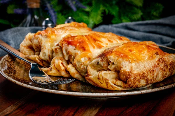 Peynirli krep dolması. Sığ alan derinliği