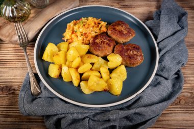 Tabakta patates kızartmasıyla servis edilen köfteler..