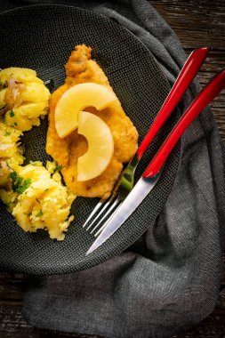Haşlanmış patates ve ananas dilimli fırında tavuk göğsü fileto..