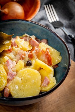 Geleneksel bir cilacı tabağı. Pastırma, sosis ve soğanlı haşlanmış patates..