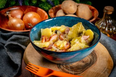 Geleneksel bir cilacı tabağı. Pastırma, sosis ve soğanlı haşlanmış patates..