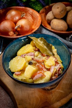 Geleneksel bir cilacı tabağı. Pastırma, sosis ve soğanlı haşlanmış patates..