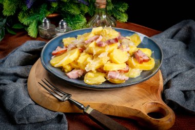 Geleneksel bir cilacı tabağı. Pastırma, sosis ve soğanlı haşlanmış patates..