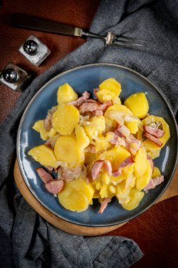 Geleneksel bir cilacı tabağı. Pastırma, sosis ve soğanlı haşlanmış patates..