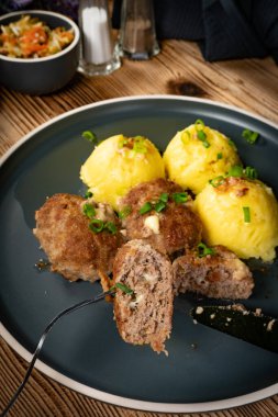 Peynirli köfte ve tabakta haşlanmış patates..