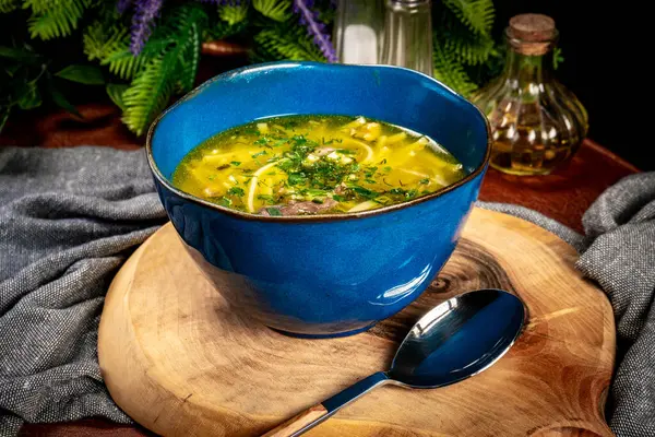 Çorba. Erişteli tavuk çorbası..