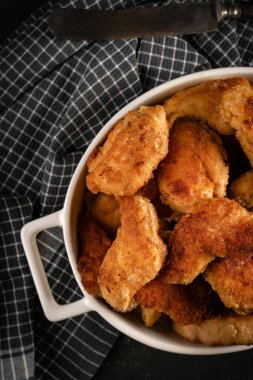 Kızarmış tavuk nuggetları. Sığ alan derinliği.