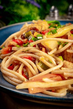 Tavuk ve sebzeli kızarmış erişte. Tavuk chow mein.