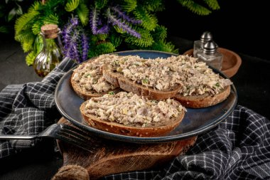 Tahta bir tahtanın üzerinde ton balıklı sandviç ve yumurta. Sığ alan derinliği. 