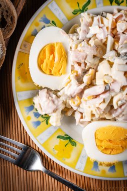 Jambonlu haşlanmış yumurta, mısır ve mayonez salatası..