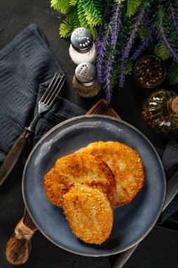 Patatesli gözleme tabakta. Sığ alan derinliği.