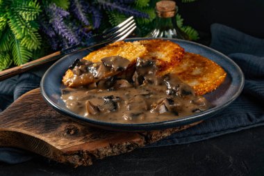 Mantar soslu çıtır patatesli gözleme. Sığ alan derinliği.