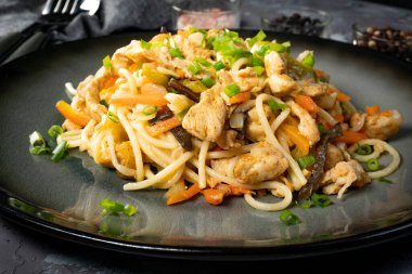 Tavuk ve sebzeli kızarmış erişte. Tavuk chow mein.