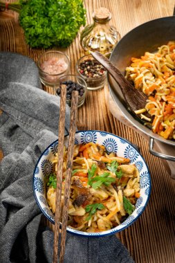 Tavuk ve sebzeli kızarmış erişte. Tavuk chow mein.