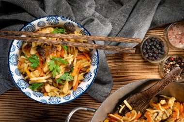 Tavuk ve sebzeli kızarmış erişte. Tavuk chow mein.