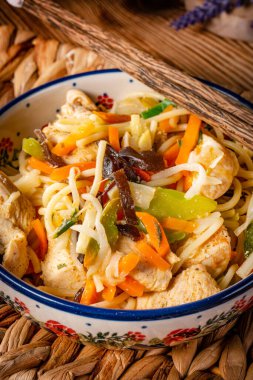 Tavuk ve sebzeli kızarmış erişte. Tavuk chow mein.